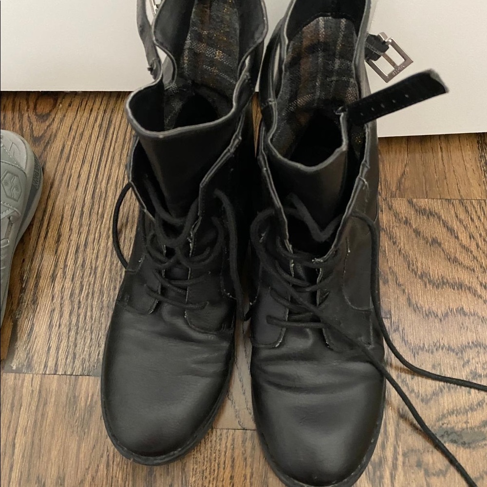 Boots - Picture 3 of 3